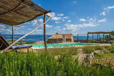 Villa in VRBNIK mit Schwimmbecken