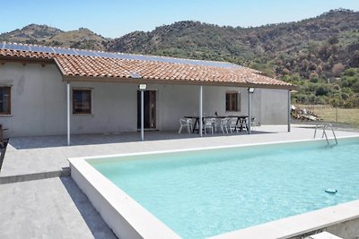 Elegante villa con piscina ai piedi dell'Etna