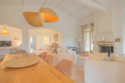 Geräumige Villa mit Pool und Klimaanlage für ...