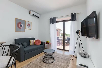 Modern appartement met zwembad en tuin