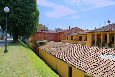 Con una bella vista sulle Mura Urbane...