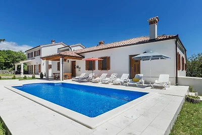 Ampia casa vacanze con piscina