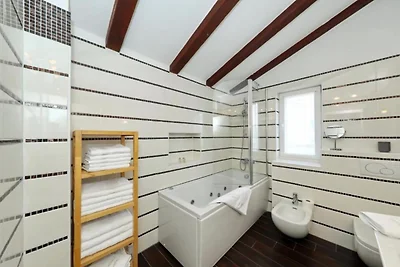 Holiday Home Mirta - Three Bedroom Holiday Ho...