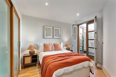Soggiorno moderno con una camera da letto a...