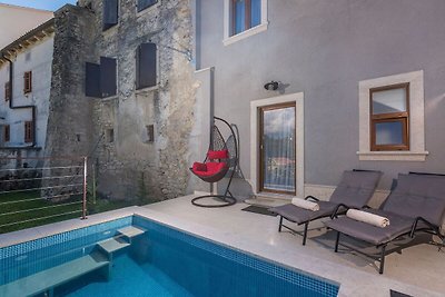 Holiday house with small heated pool and gril...