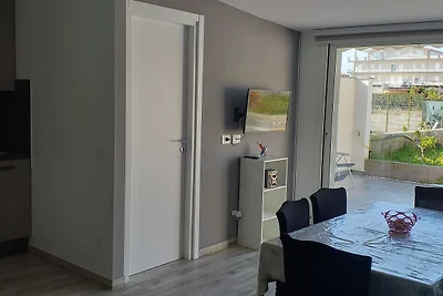 Camera con cucina e giardino con vista...