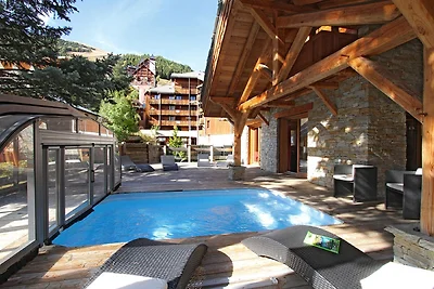 Geräumiges Chalet mit Sauna und Außenpool