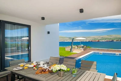 Villa in Okrug Gornji mit Schwimmbecken