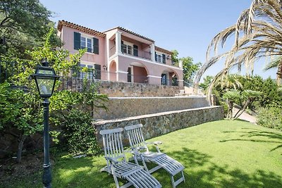 Luxuriöse Villa in Saint-Raphaël mit Pool