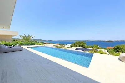 Villa in Tkon mit Schwimmbecken