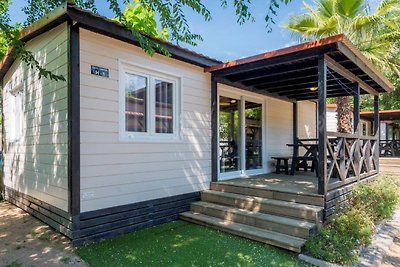 Gepflegter Bungalow mit Veranda in Meeresnähe