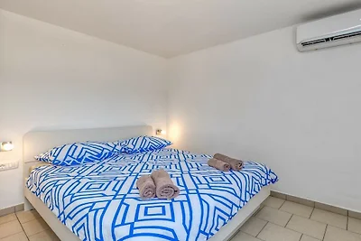 Ferienhaus in Jursici mit Schwimmbecken