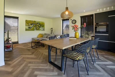 Moderne Villa mit großem Garten