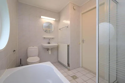 Komfortabler Bungalow für 4 Personen mit Steg