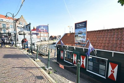 Einladendes Hausboot in Volendam mit Steg