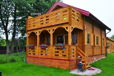 Holzhaus am Ostrowieckie-See mit Strand