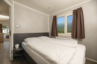 Schönes Chalet in einem Ferienpark mit Geschi...