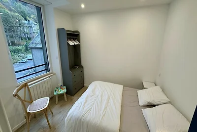 Moderne Schutzhütte am Dorfrand