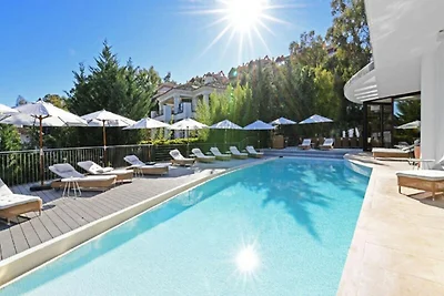 Villa in Nueva Andalucía mit Infinity-Pool