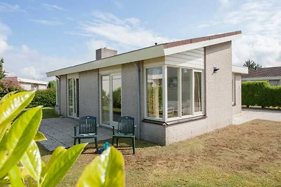 Freistehender Bungalow in einem Ferienpark nu...