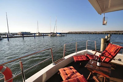 Casa galleggiante nel porto della città di...