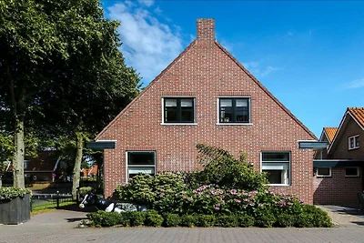Ferienhaus in Nes mit Schwimmbecken