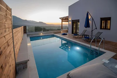 Stylish Villa with Heated Pool, Jacuzzi, Gym ...