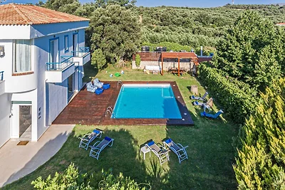 Beautiful 5bedroom villa big pool, close to...