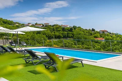 Villa in Brsec mit Schwimmbecken