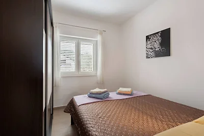 Simplistic Apartment in Neviđane mit Balkon