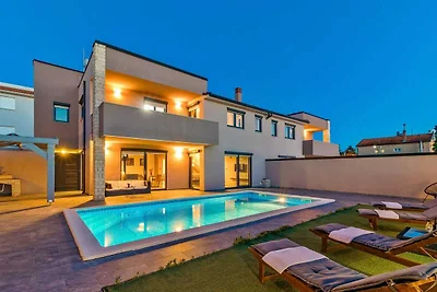 Spaziosa villa a Pola con piscina riscaldata