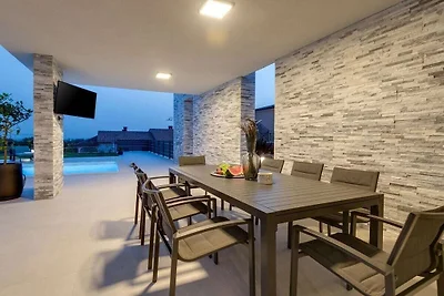 Villa in Novigrad mit Schwimmbecken