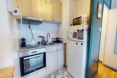 Der blaue Delphin mit Blick auf das Meer