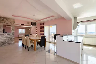 Six Bedroom Villa with Outdoor Pool, Sauna an...