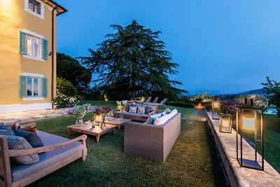 Villa mit 10 Schlafzimmern und Pool in Lucca