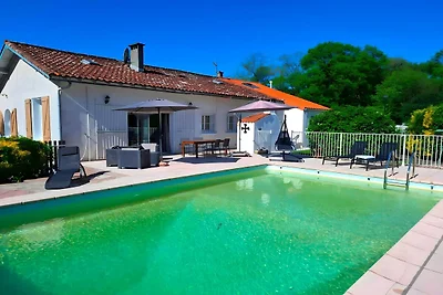 Villa in St Denis mit Pool und Pyrenäenblick