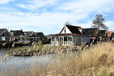 Villa direct aan het water met eigen steiger