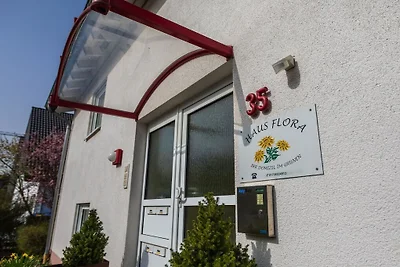 Zonnebloemen, terras en uitzicht op de Moezel
