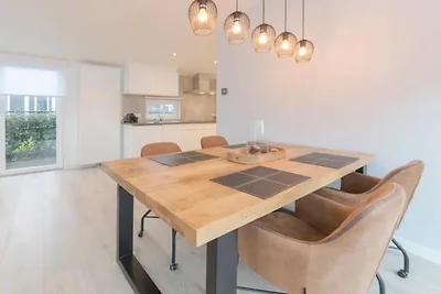 Chalet moderno sull'acqua in un parco vacanze