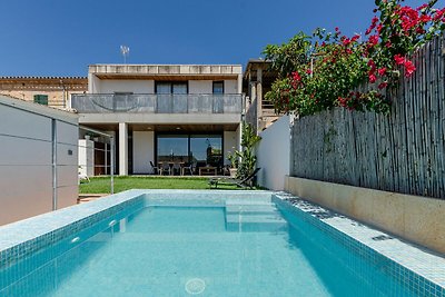 Moderne Villa in Llubi mit Pool