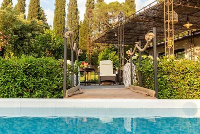 Bauernhaus in Pescia mit Pool und Garten