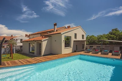 Villa in Rakalj mit Schwimmbecken