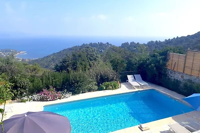 Villa mit Meerblick in geschützter Anlage