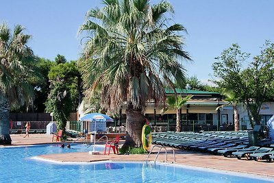 Verzorgde bungalow met veranda nabij zee