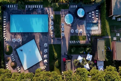 Mobilhome im Ferienpark mit grosser...