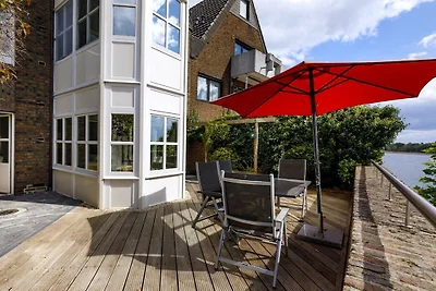 Zalmvissers in hun huisje aan de Rijn