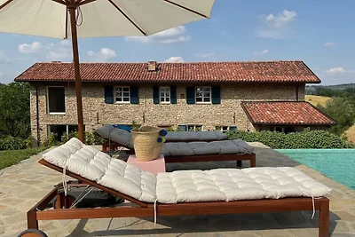 Villa in Monastero Bormida met balkon