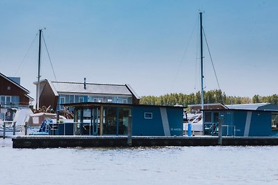 Gemütliches Hausboot am Rande des Yachthafens