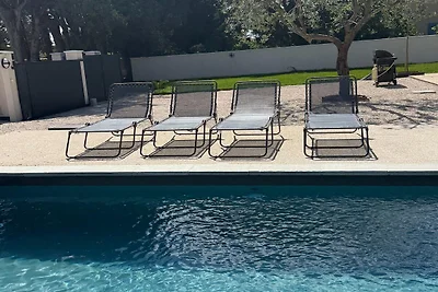 Villa mit Pool und Jacuzzi nahe Châteauneuf-d...
