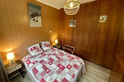 Alpenhütte in der Nähe der Forststraße